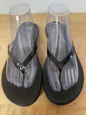 Olukai Ho'opio women's black water-friendly lightweight leather flip-flop size 9